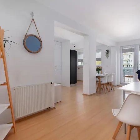 Chrobrego Two-bedroom By Renters سفينويتشي