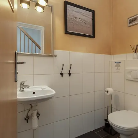 Chrobrego Two-bedroom By Renters شقة سفينويتشي